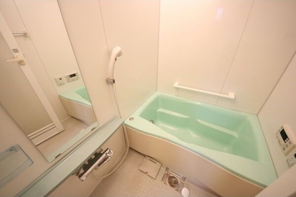 バス・シャワールーム　※写真は同じマンションの違う部屋のものになります。