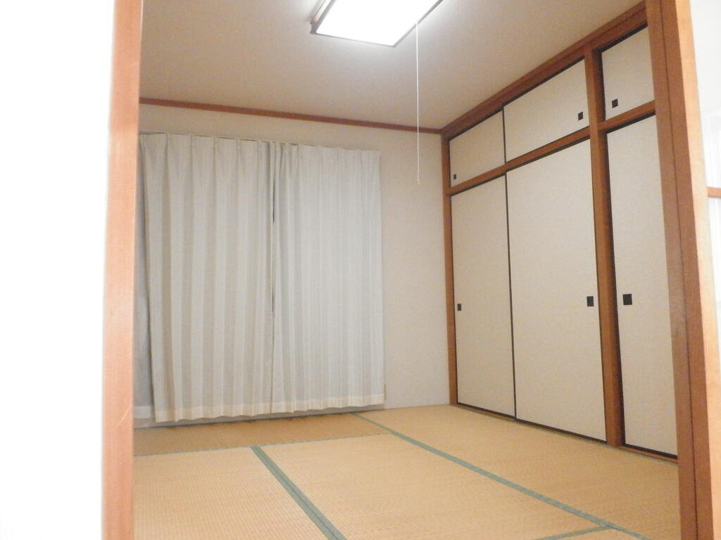 サイレンス高山IIの居間写真