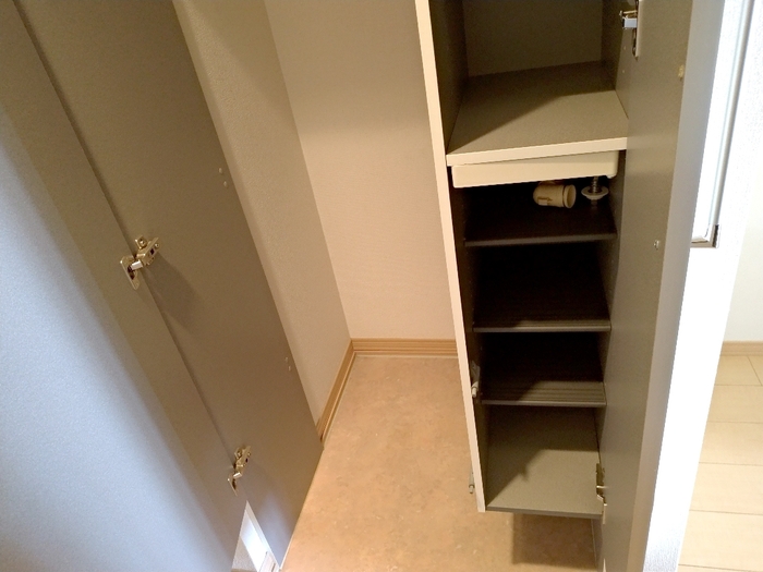 玄関　収納たっぷりの下駄箱付