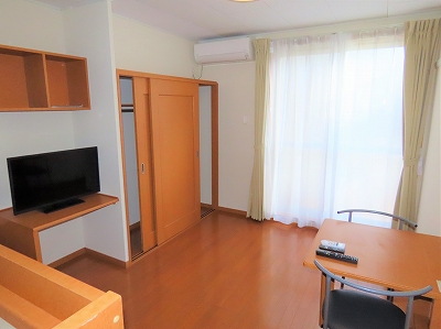 居室・リビング　カーテンやテーブル、テレビも備え付けです