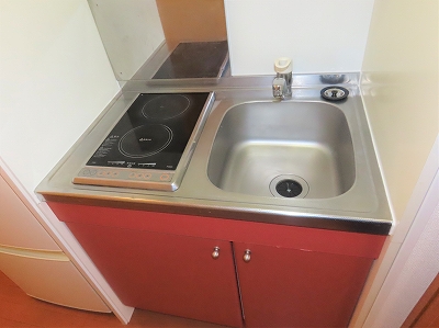 キッチン　2口の電気コンロまたはIHコンロとなります