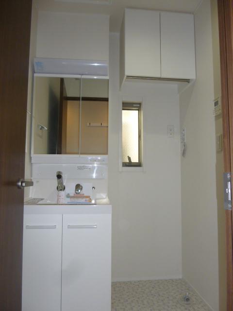 洗面設備　明るい洗面所です