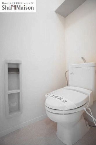 トイレ　同タイプの写真です。設備・内装色など実際と異なります。