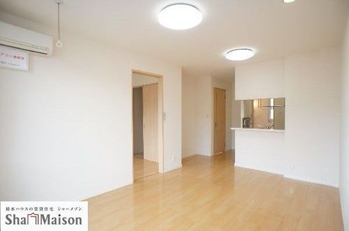 居室・リビング　同タイプの写真です。設備・内装色など実際と異なります。