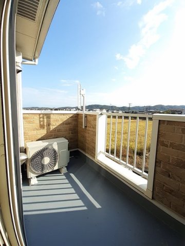 バルコニー　お洗濯にも便利なバルコニー付き