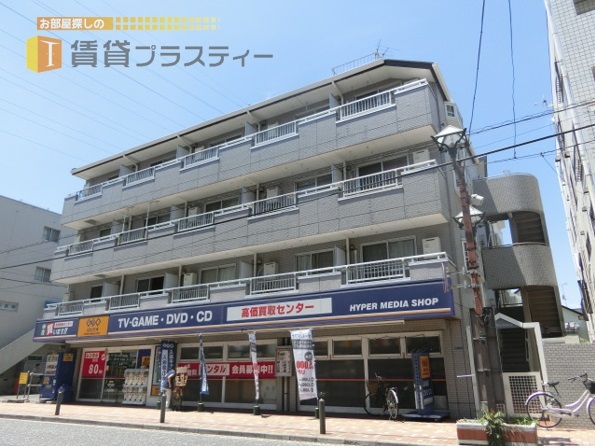 建物外観　商店街を通って帰れます。。映画通になれるかも。。
