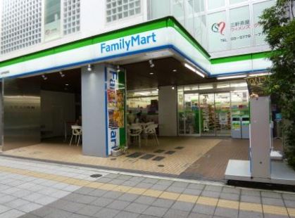 コンビニ　ファミリーマート 三軒茶屋東店（コンビニ）まで119m