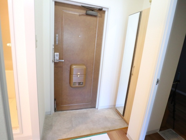玄関　※別のお部屋の参考写真です