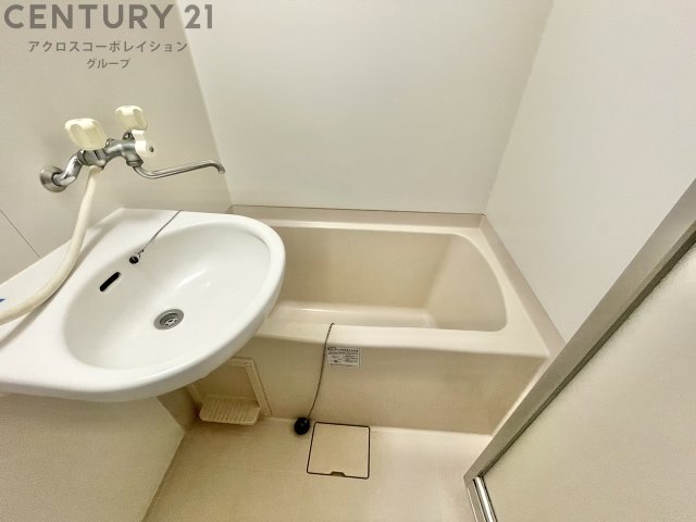 バス・シャワールーム　バストイレセパレートタイプのシンプルな浴室です♪