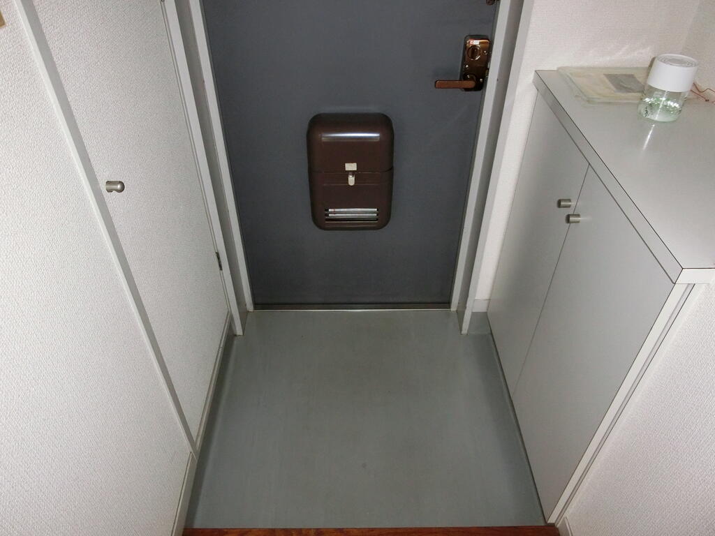 玄関　※別のお部屋の写真です。現況を優先させていただきます。