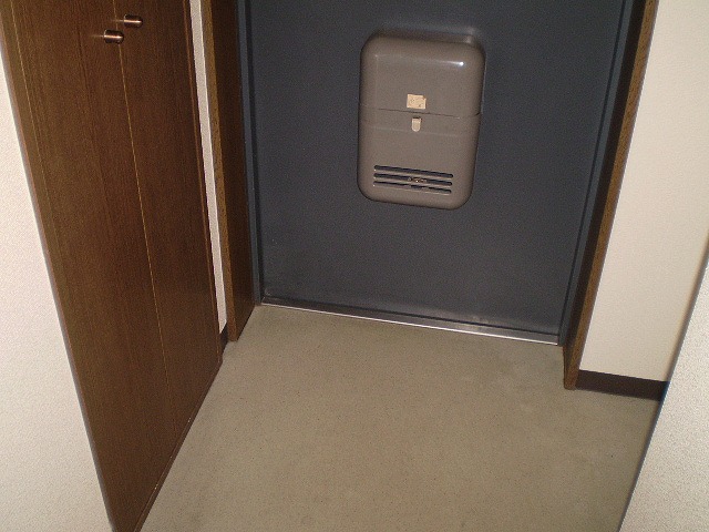 玄関　同物件別号室のものです。
