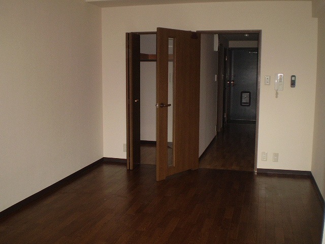 居室・リビング　同物件別号室のものです。