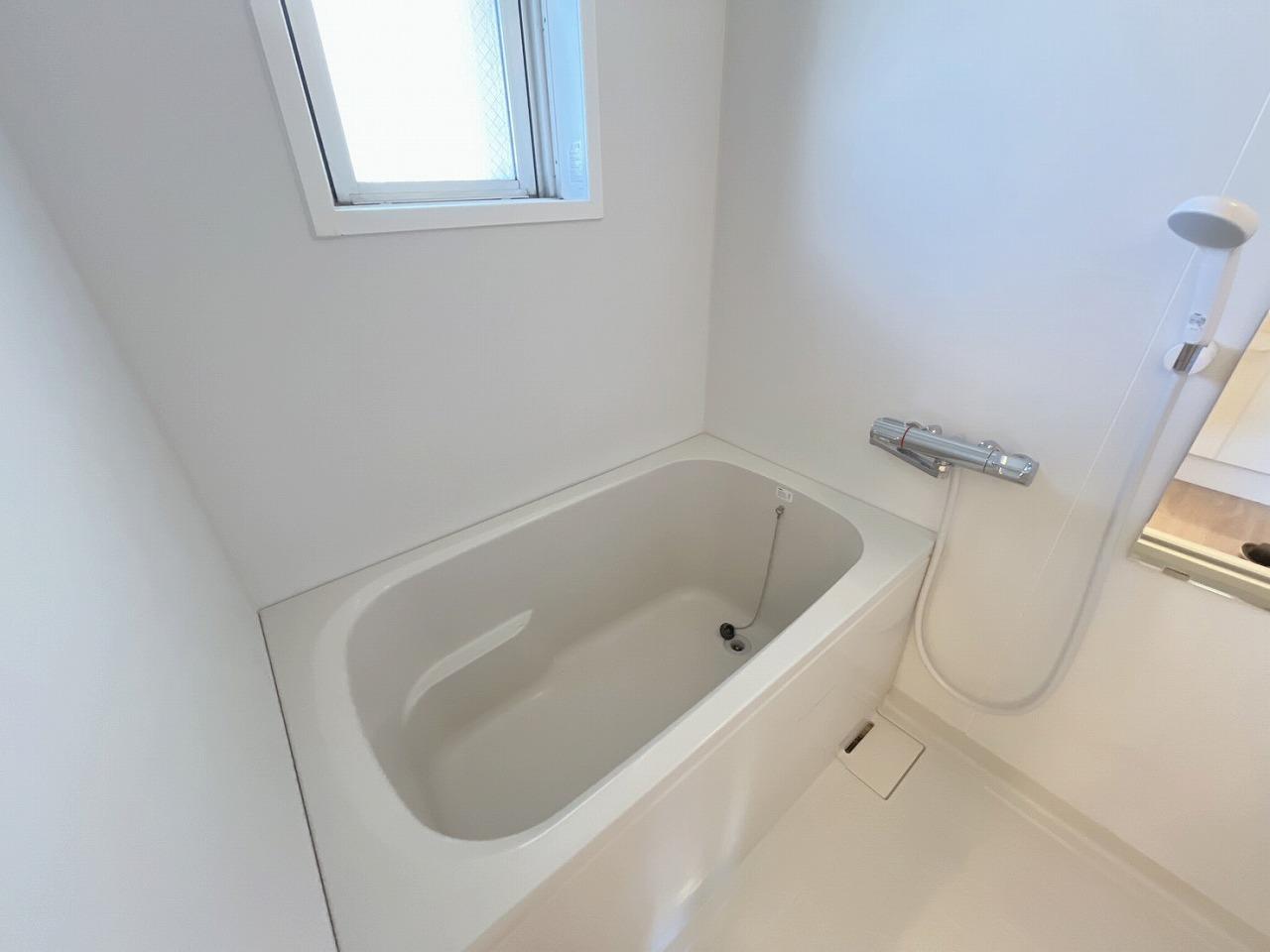 バス・シャワールーム　お風呂に小窓あるので喚起ラクラク☆