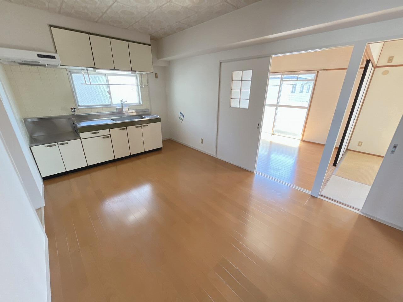 居室・リビング　明るく綺麗なダイニングキッチンです。