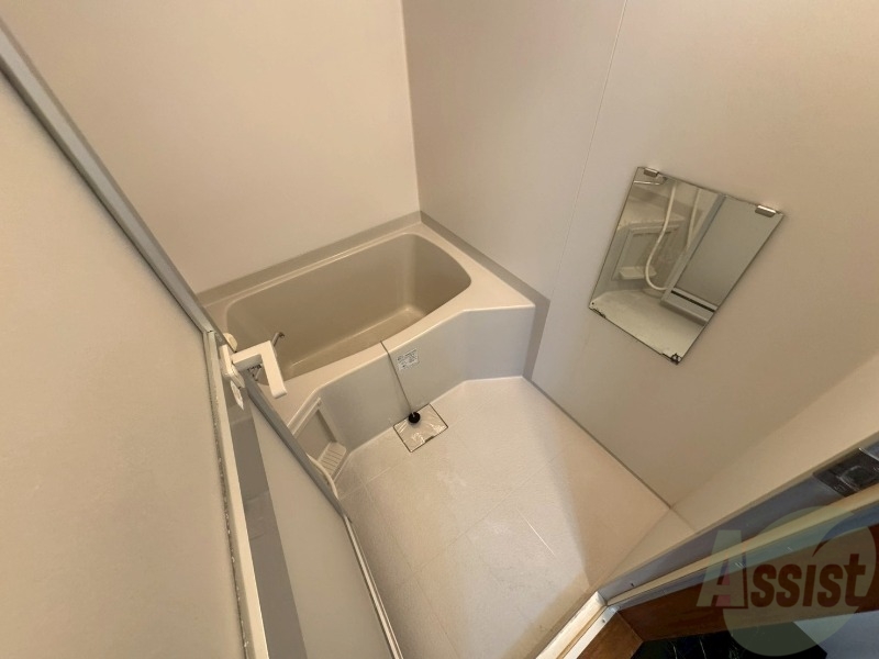 バス・シャワールーム　ユニットバスです。コンパクトなつくりになってます！