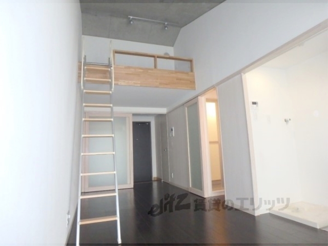 居室・リビング　きれいなロフト付きのお部屋です。