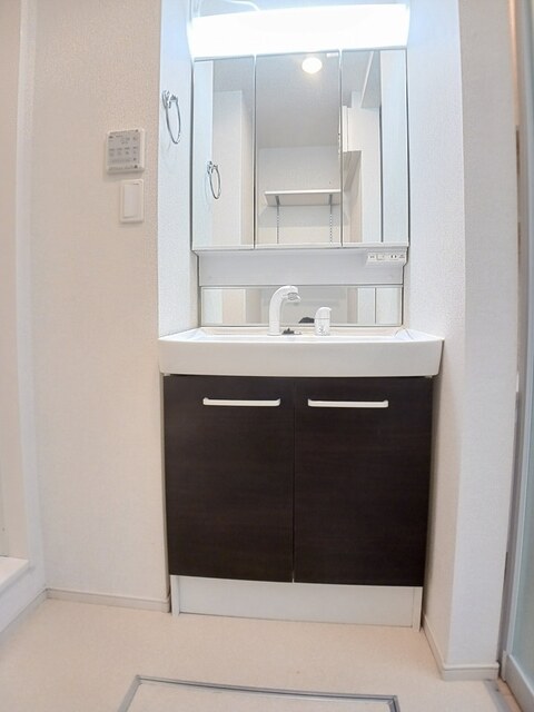 洗面設備　シャワー付き洗面と防水パン付き洗濯機置場あり