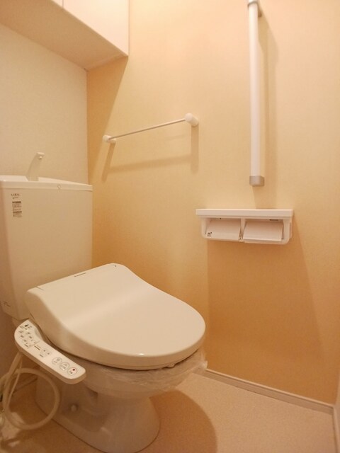 トイレ　トイレはシャワー付き洗浄便座で快適です