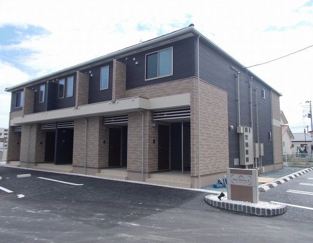 建物外観　全面に建物がなく、日差しがたっぷり入ります！