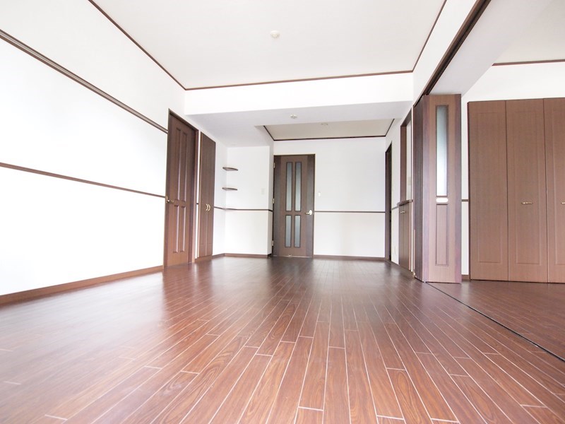 居室・リビング　明るいお部屋。バルコニーは東向きです。。