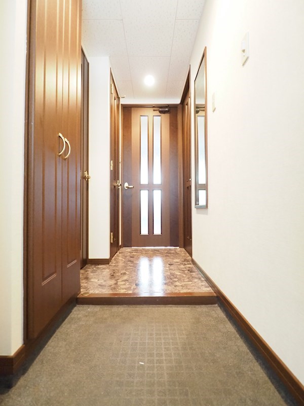 玄関　明るい玄関でお出迎え。