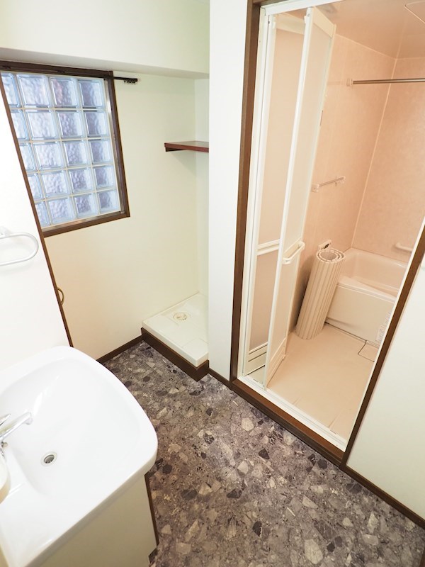 洗面設備　脱衣所。備え付けの収納あり