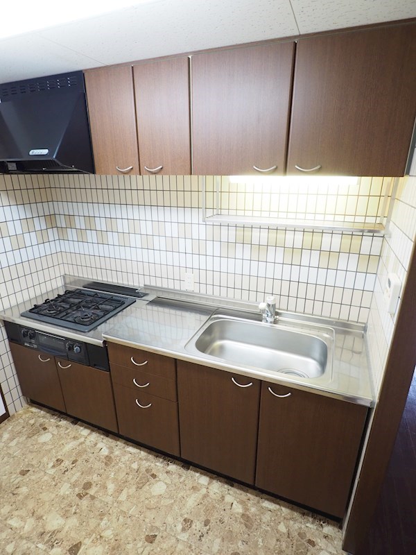 キッチン　システムキッチン。コンロ・グリル付で、ひろーーーいキッチンで