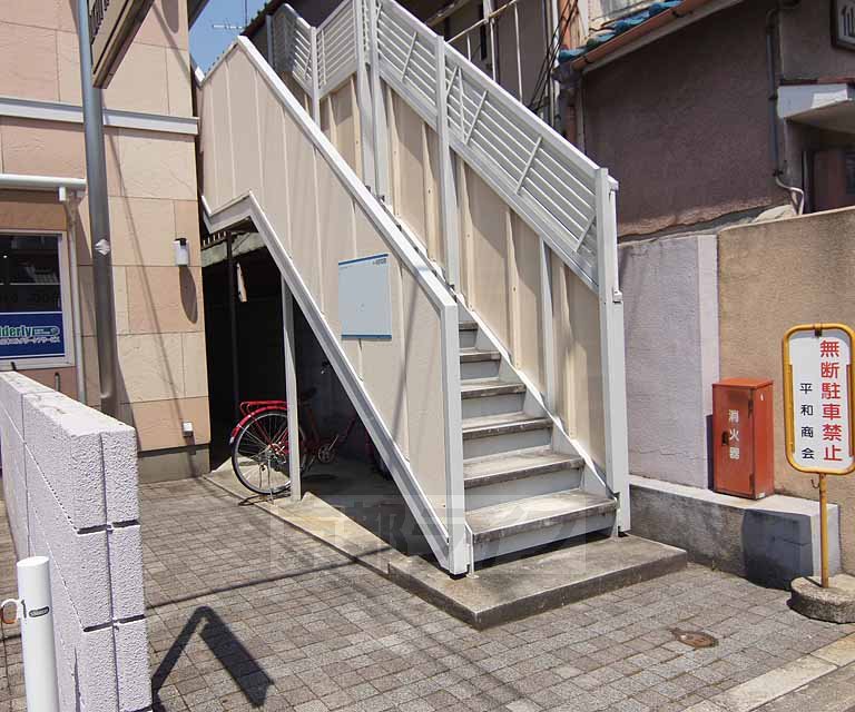 エントランス　階段もなだらかです。