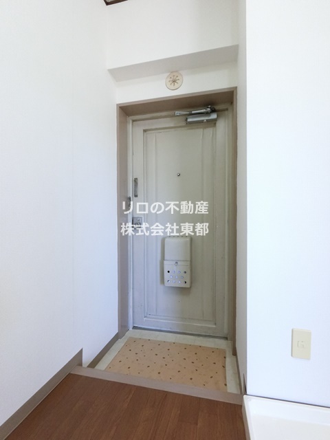 玄関　※写真は同タイプの室内。仕様・設備は現況優先です※