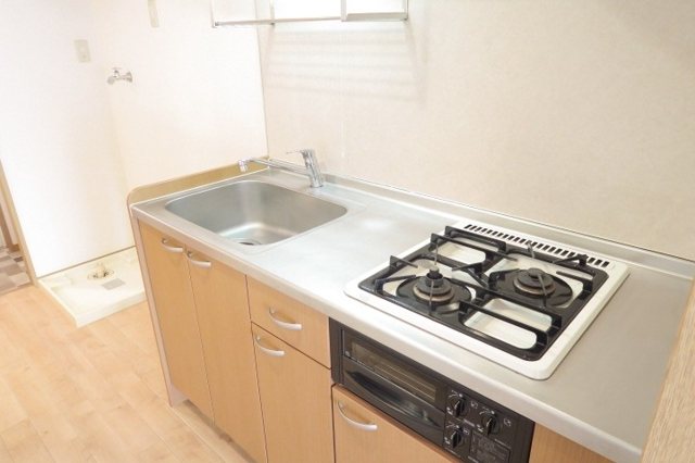 キッチン　グリル付きのシステムキッチン完備♪