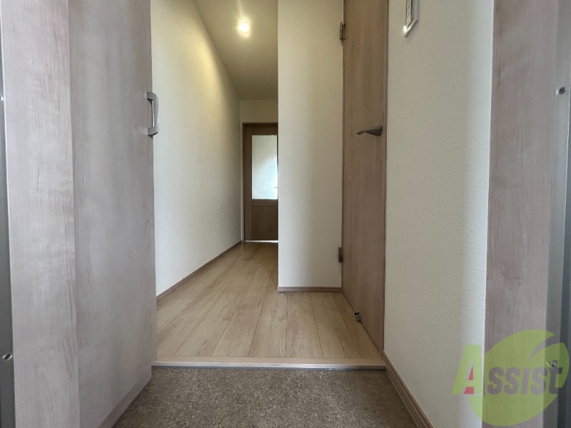 玄関　玄関から撮影しました。明るい印象ですね。