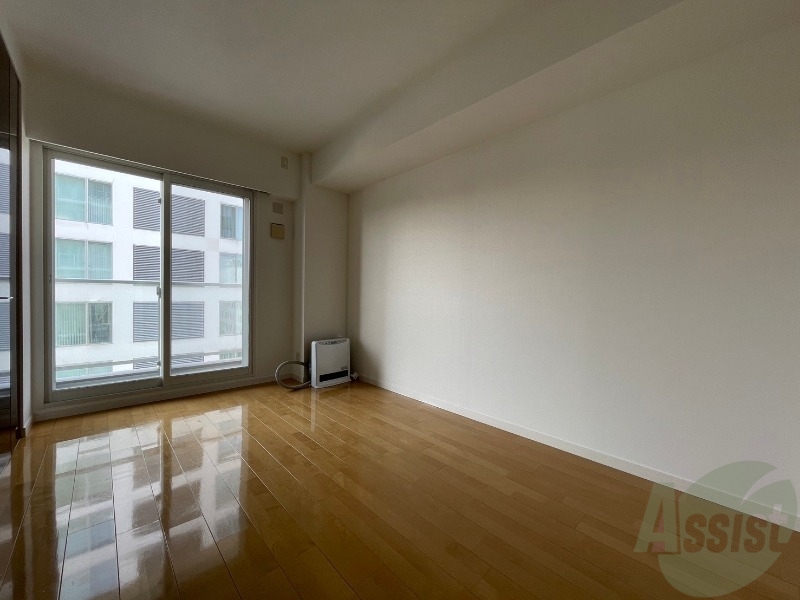 その他部屋・スペース　こちらのお部屋は光が差し込む、温かみのあるお部屋です。