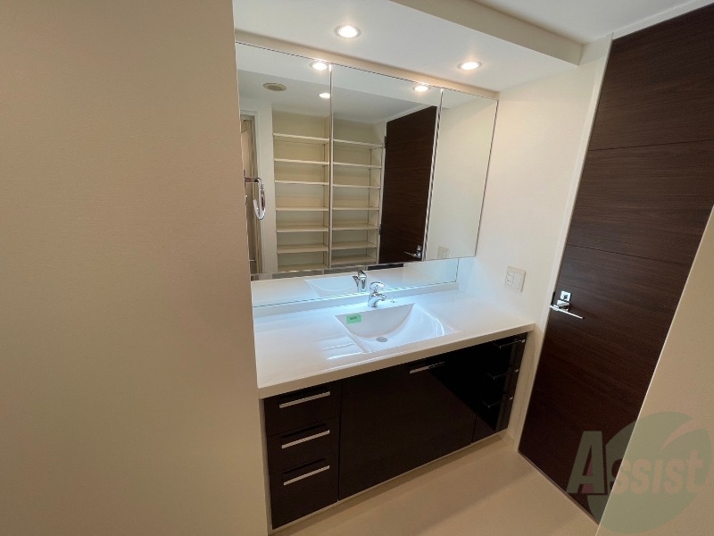 洗面設備　独立洗面台です。大きくてよいですね。シャンプーもできます！