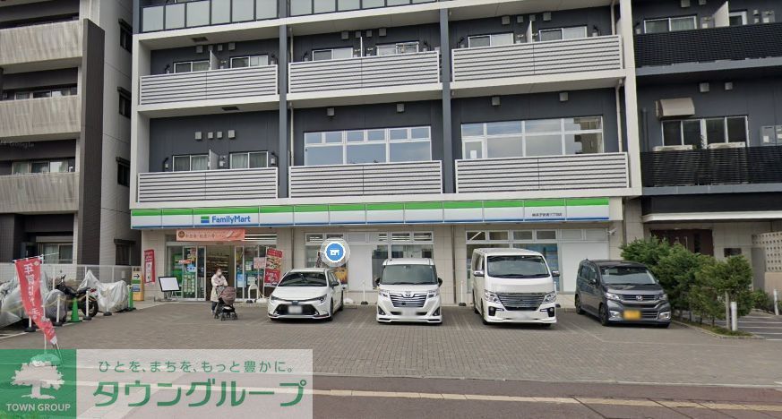 コンビニ　ファミリーマート横浜子安通三丁目店（コンビニ）まで210m