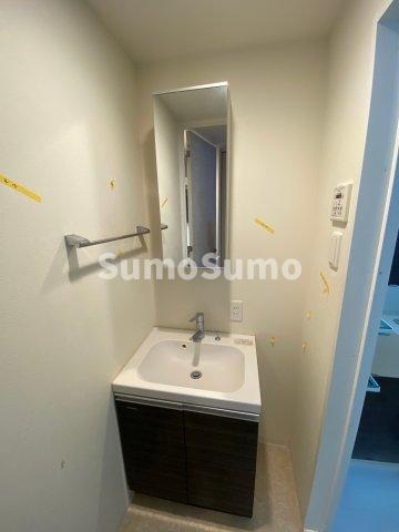 洗面設備　独立洗面台、小物を置くことができて便利です