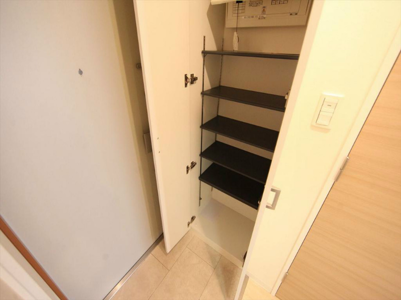 玄関　玄関　シューズボックス付（収納充実してます）