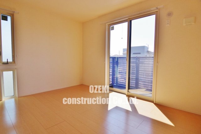 その他部屋・スペース　南向きの2面採光の居室♪ こちらの居室にもバルコニーがついて