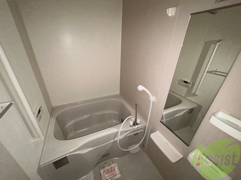 バス・シャワールーム　浴室はシンプル。一人暮らしにはちょうど良いサイズですね。