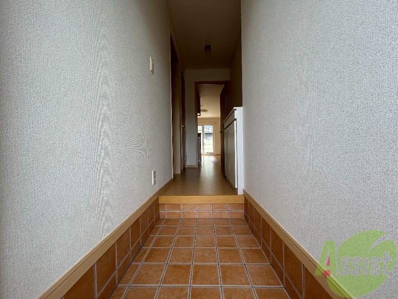 玄関　玄関からの様子です。洋室に繋がっています。