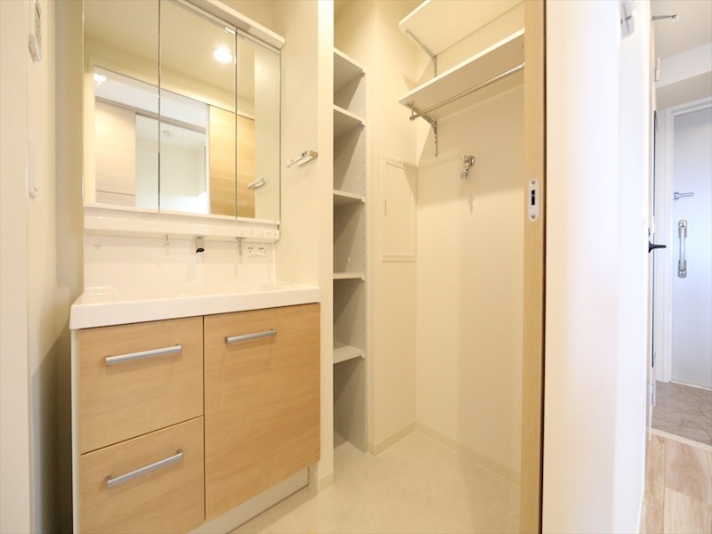 洗面設備　脱衣所　独立洗面台（シャンプードレッサー付）収納スペース有