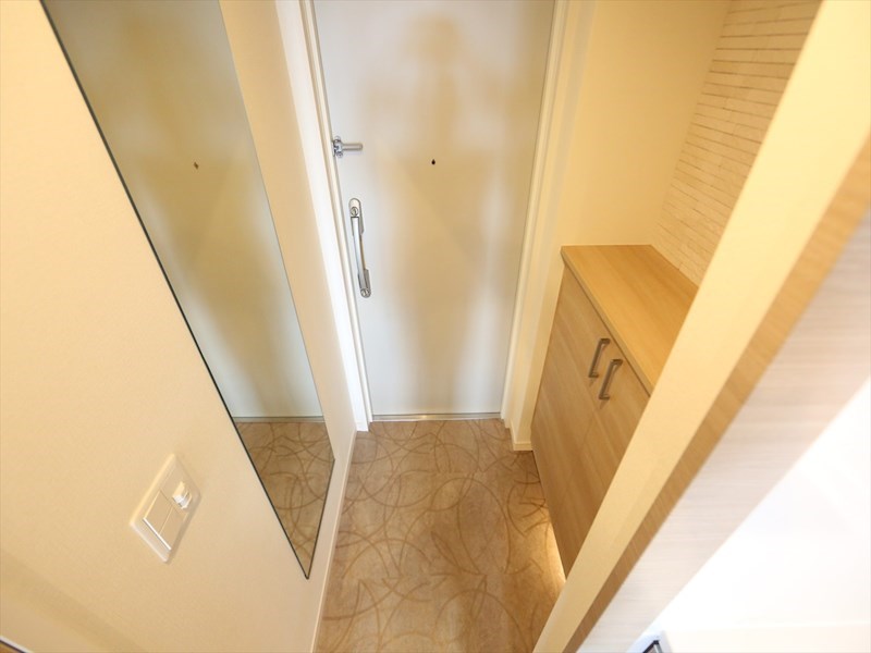 玄関　玄関　姿見鏡付き　シューズボックス付