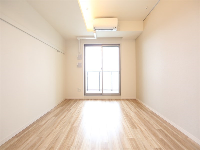 バルコニー　洋室9.9帖　エアコン完備　バルコニー