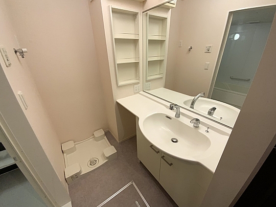 洗面設備　参考写真　スペースのある洗髪洗面化粧台