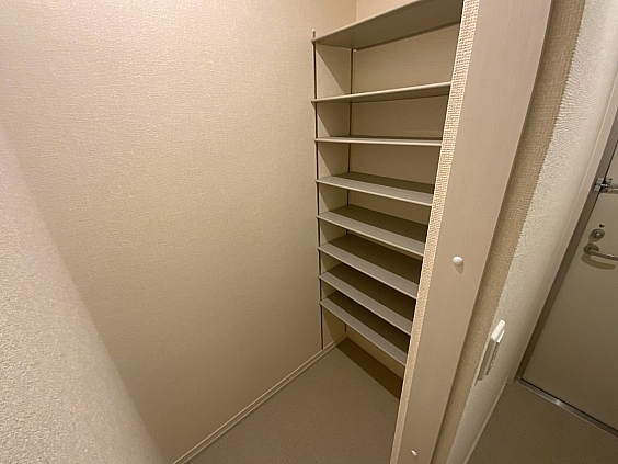 玄関　参考写真　シューズクロークがあります