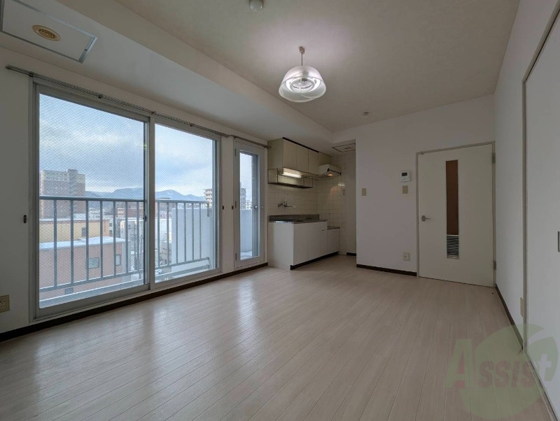 居室・リビング　木目のフローリングは落ち着きのある印象のお部屋になりますね。