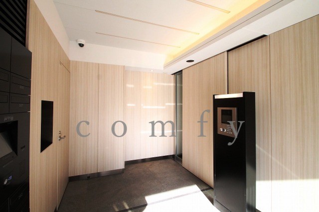 エントランス　オートロック付きエントランス