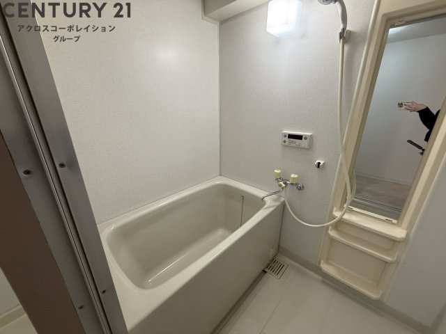 バス・シャワールーム　シンプルな浴室