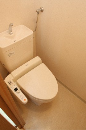 トイレ　人気のウォシュレット付きです。