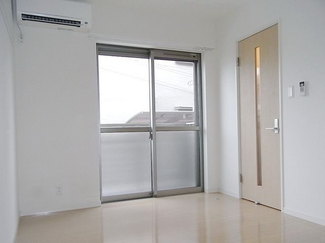 居室・リビング　★エアコン完備・床フローリング★