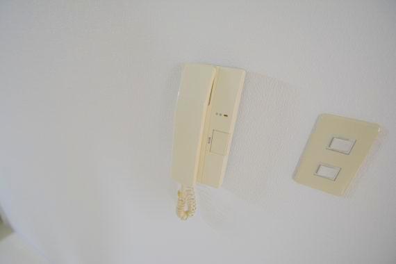 セキュリティ　インターホンで突然の来訪者を事前にチェック